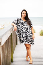 Load image into Gallery viewer, Women's Beach Pom-Pom Cover Up --- Catwalk Design